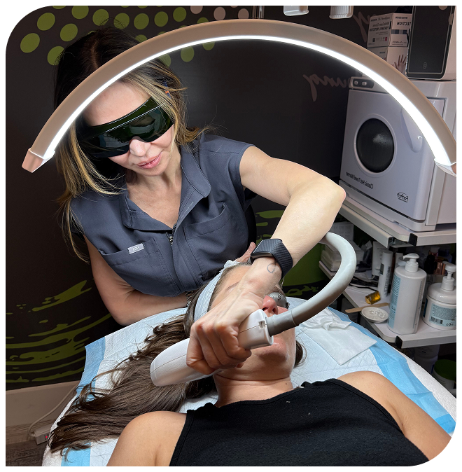 4Ever Young provider in protective eyewear performing an aesthetic treatment